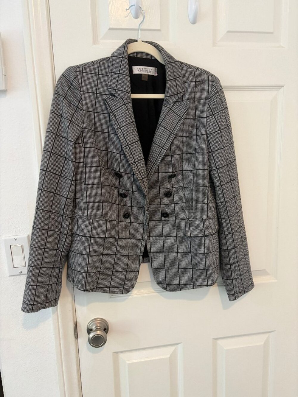 Kasper size 8 double breasted blazer in houndstooth heritage black and white